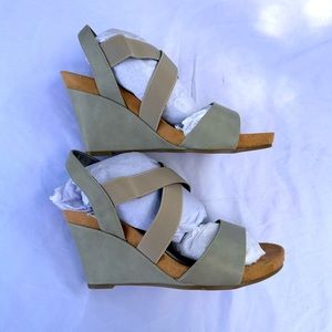 TOETOS Women's Solsoft-8 wedge Heel gray size 9 Slip-on Faux Leather